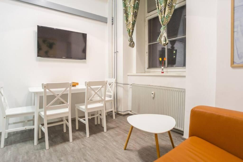 Apartma N'Poznam Tobacna Любляна Экстерьер фото