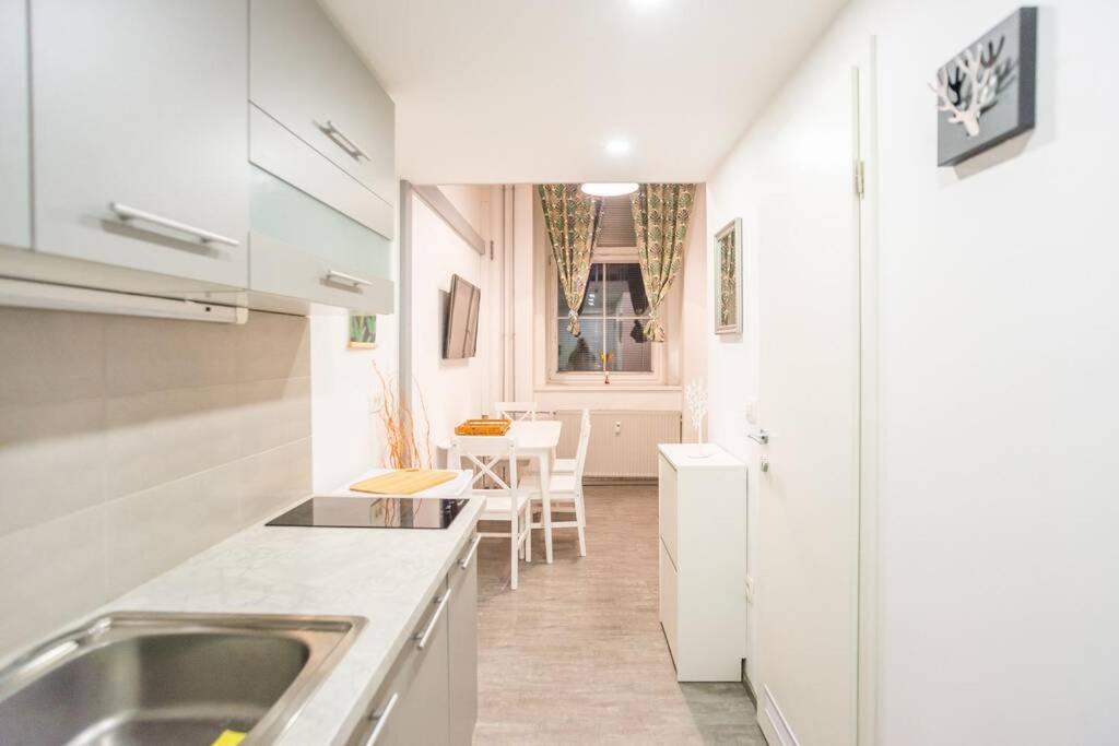 Apartma N'Poznam Tobacna Любляна Экстерьер фото
